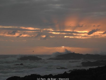 191103_185859-Ondergaande zon met opspattend water.jpg